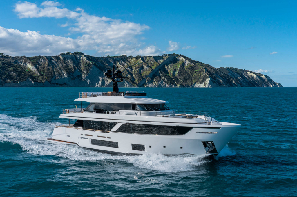 Custom Line Navetta 30.jpg