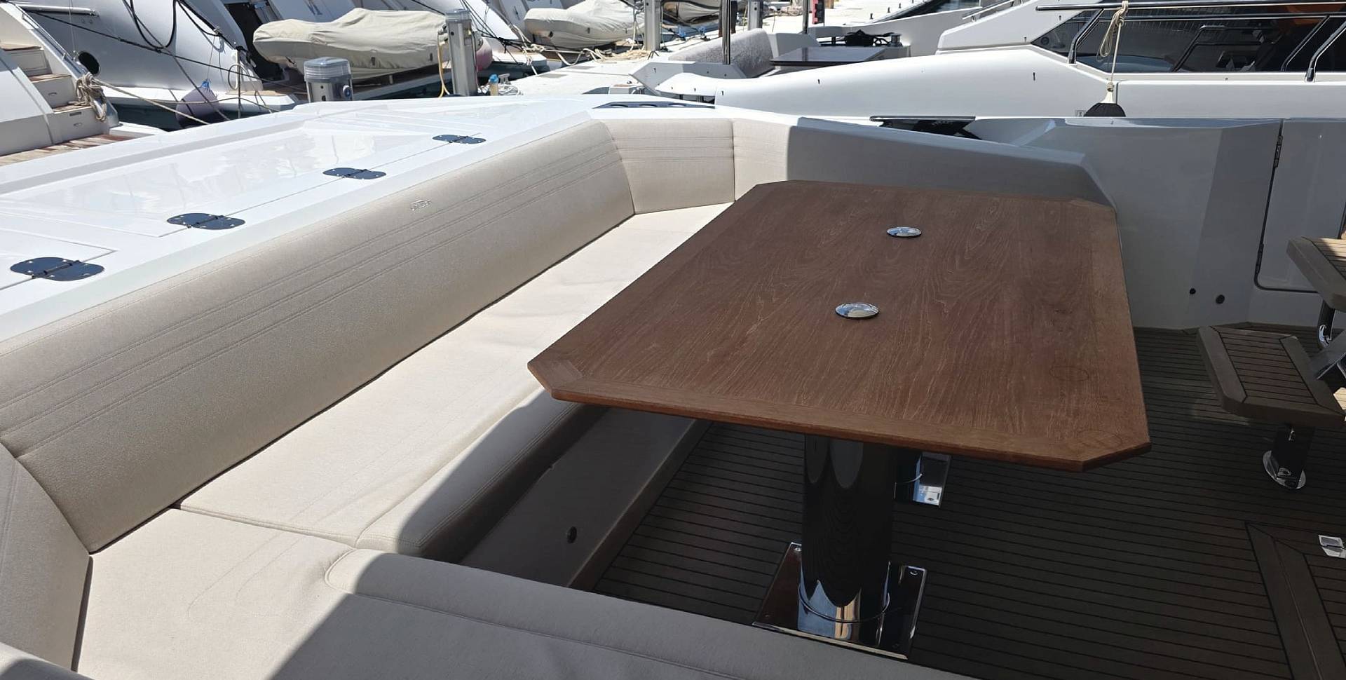 Яхта GALEON 700 SKY