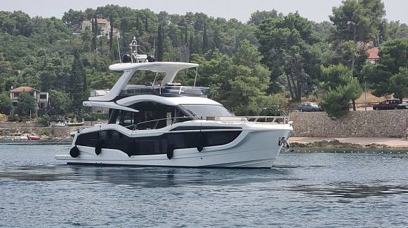 Яхта GALEON 560 FLY