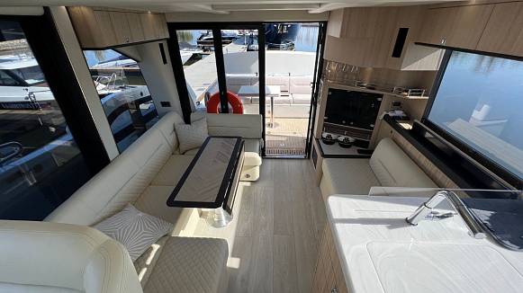 Яхта Galeon 440 FLY