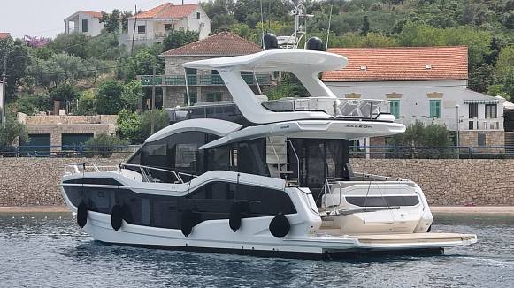 Яхта GALEON 560 FLY