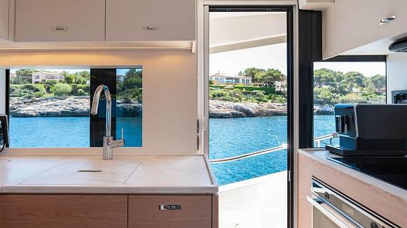 Яхта GRAND TRAWLER 62