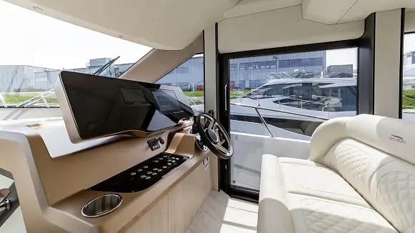 Яхта GALEON 440 FLY