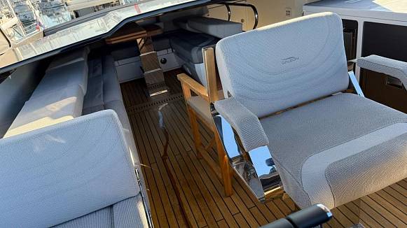 Яхта Galeon 700 Sky