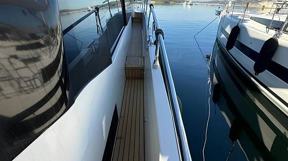 Яхта Galeon 700 Sky