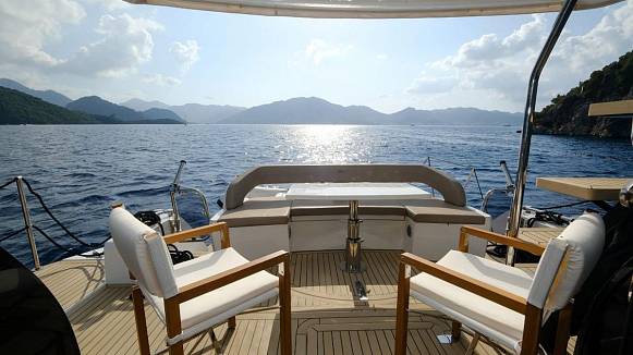 Яхта GALEON 500 FLY