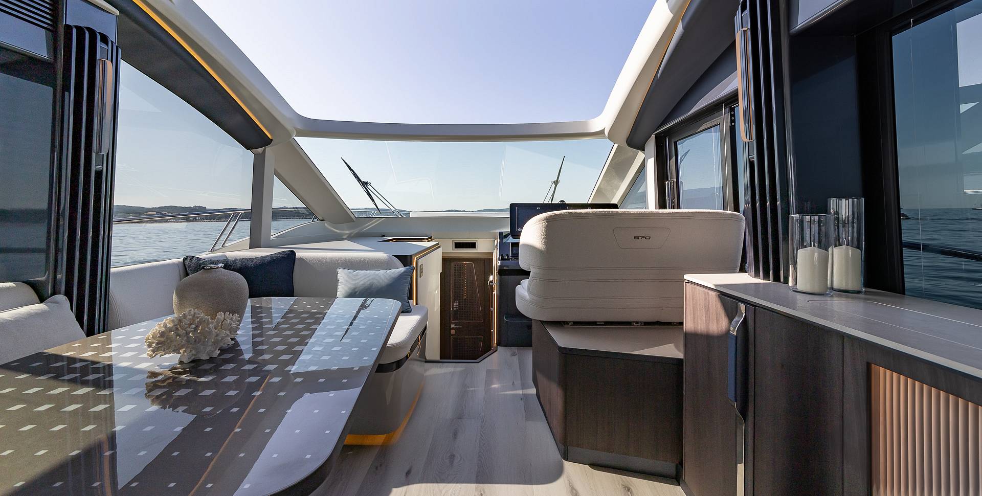 Яхта GALEON 570 SKY