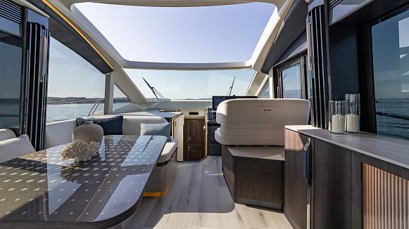 Яхта GALEON 570 SKY