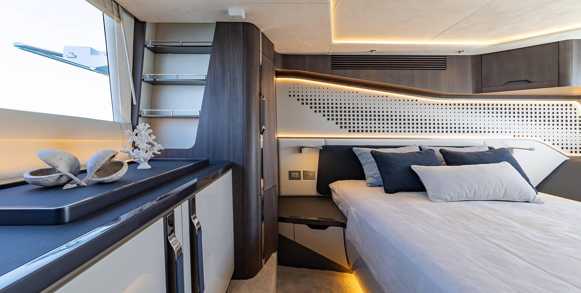 Яхта GALEON 570 SKY