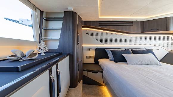 Яхта GALEON 570 SKY