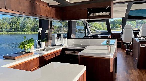 Яхта Galeon 650 Sky