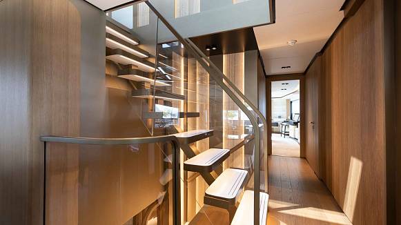 Яхта Majesty 111