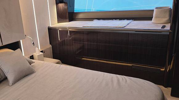 Яхта GALEON 700 SKY