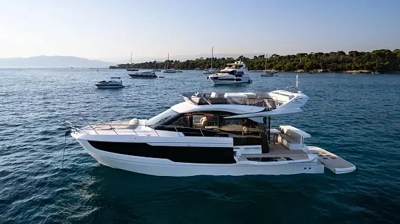 Яхта GALEON 440 FLY