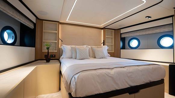 Яхта Majesty 111