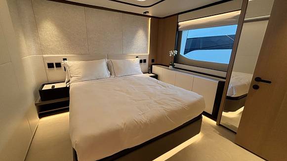 Яхта MAJESTY 112 TERRACE