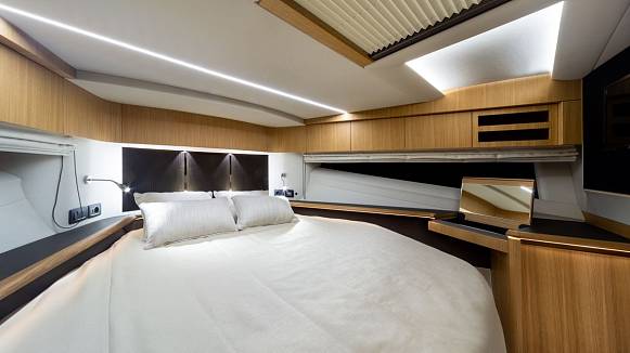 Яхта Galeon 680 FLY