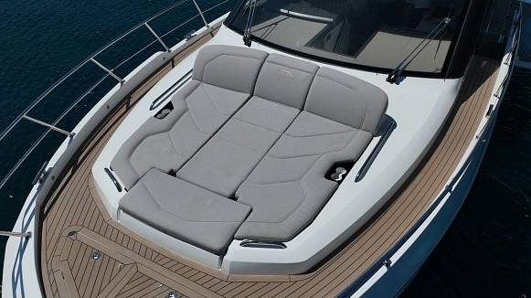 Яхта GALEON 440 FLY