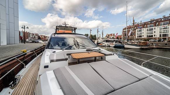 Яхта GALEON 700 SKY