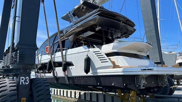 Яхта Galeon 700 Sky