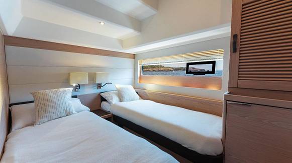 Яхта GRAND TRAWLER 62