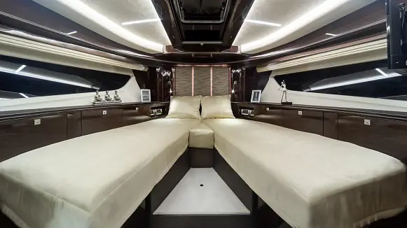 Яхта GALEON 410 HTC