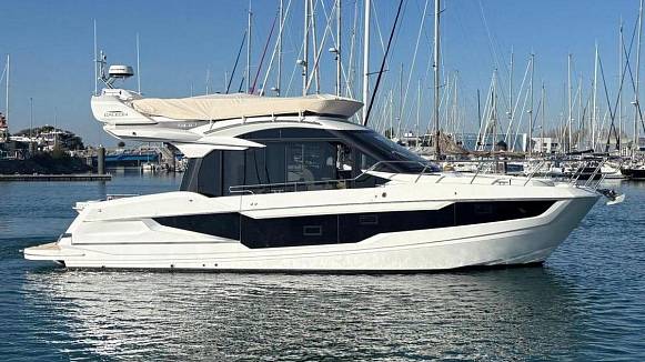 Яхта GALEON 400 FLY
