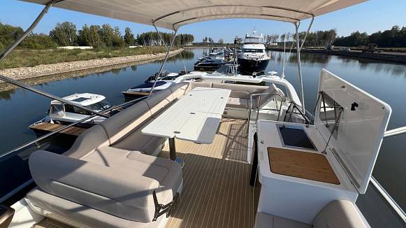 Яхта Galeon 440 FLY