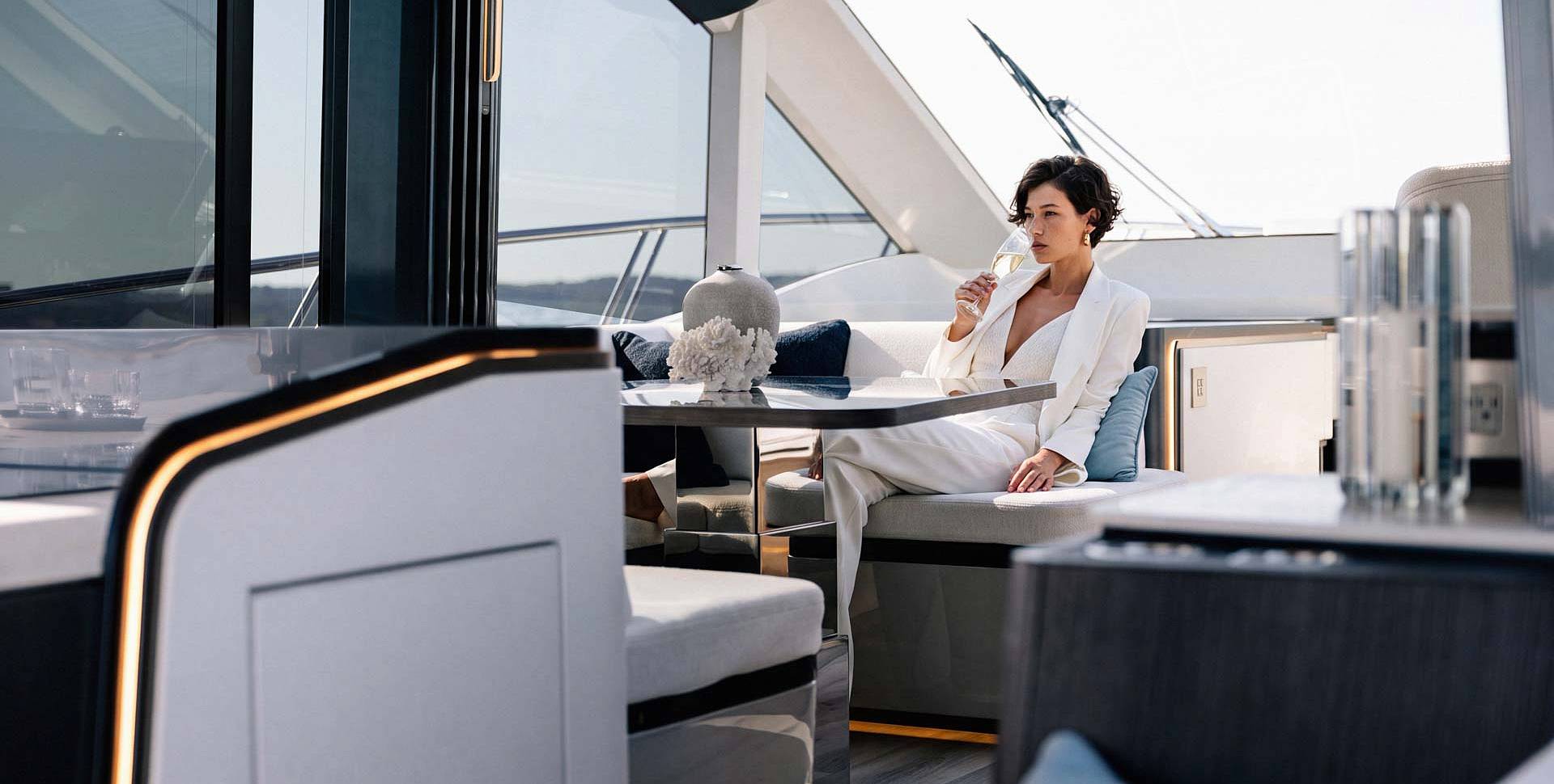 Яхта GALEON 570 SKY