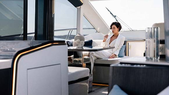Яхта GALEON 570 SKY
