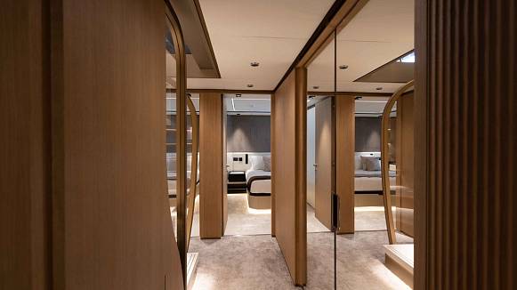 Яхта Majesty 111