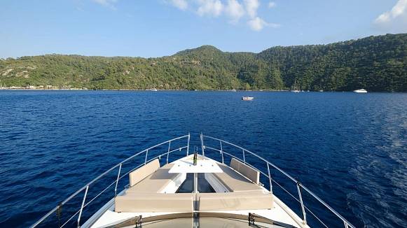 Яхта GALEON 500 FLY