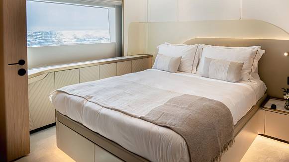 Яхта MAJESTY 100 TERRACE