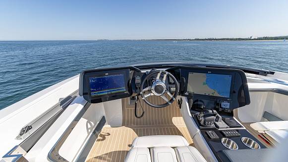Яхта GALEON 570 SKY