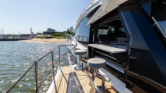 Яхта GALEON 510 SKY