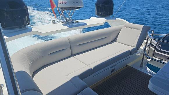 Яхта GALEON 440 FLY