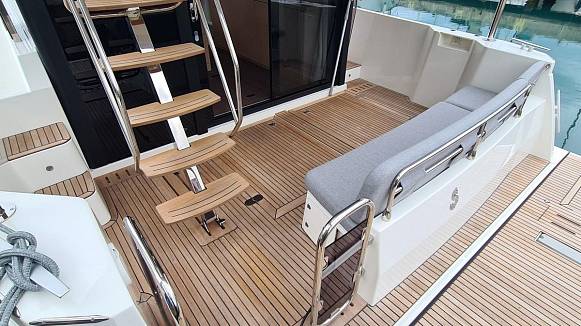 Яхта Swift Trawler 48 Fly