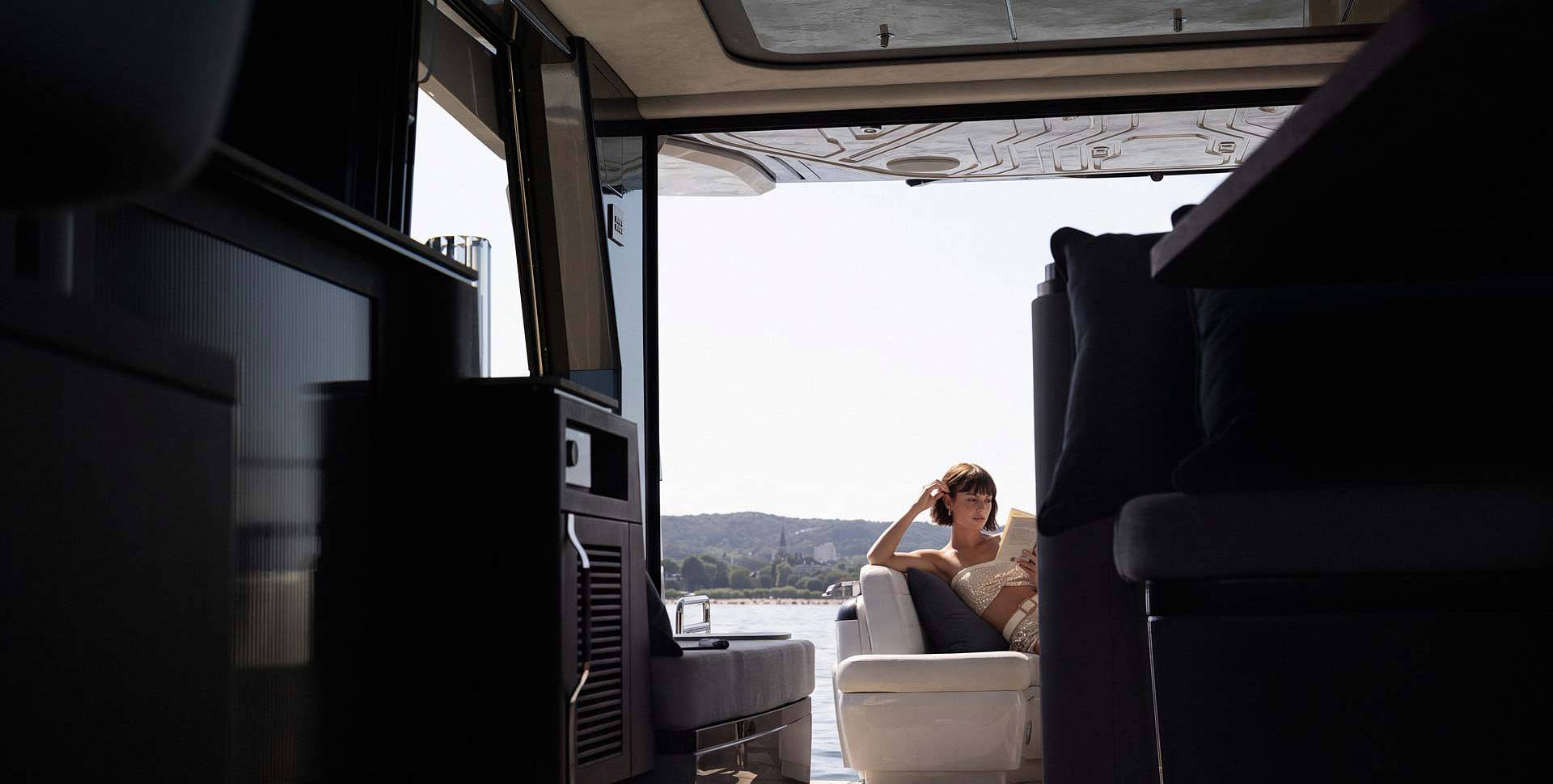 Яхта GALEON 570 SKY