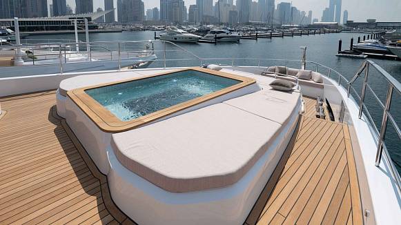 Яхта Majesty 111