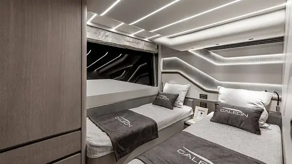 Яхта GALEON 800 FLY