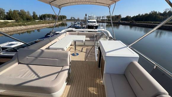 Яхта Galeon 440 FLY