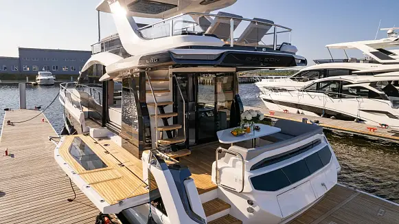 Яхта GALEON 560 FLY