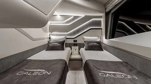 Яхта GALEON 800 FLY