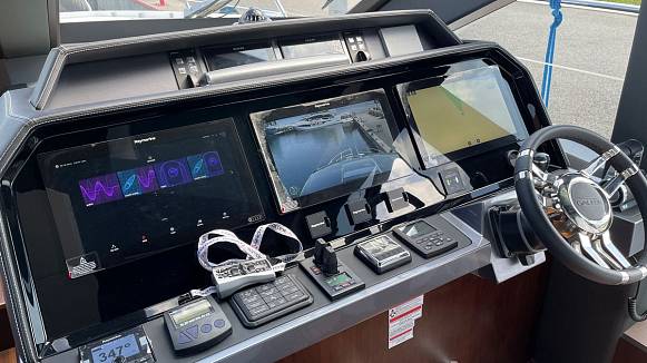 Яхта Galeon 650 Sky