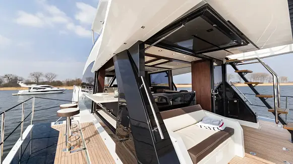 Яхта GALEON 640 FLY