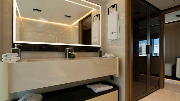 Яхта Majesty 111