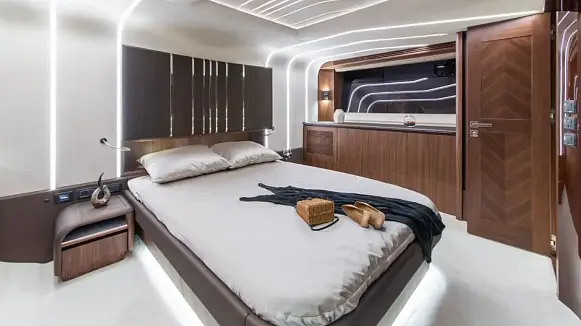 Яхта GALEON 680 FLY