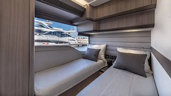 Яхта GALEON 560 FLY