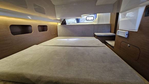 Яхта ANTARES 11 FLY