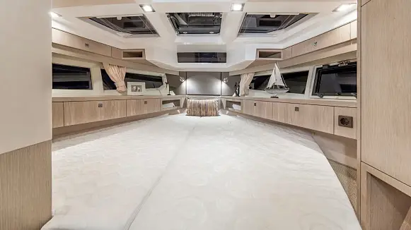 Яхта GALEON 360 FLY